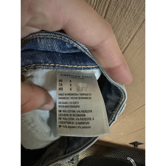 American Eagle Ripped Distressed Mom Shorts Blue Light Wash Women's Size 6 Comfy - Picture 5 of 5